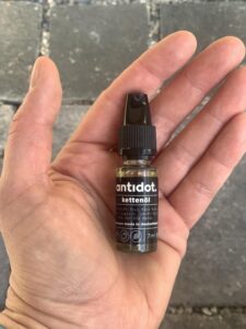 Antidot Kettenöl Flasche in Hand